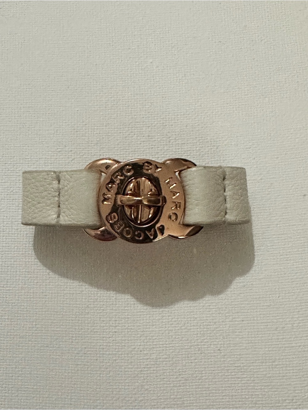 Marc Jacobs Cream White Leather Rose Gold Tined Logo Clasp Turnlock Bracelet - Picture 2 of 13